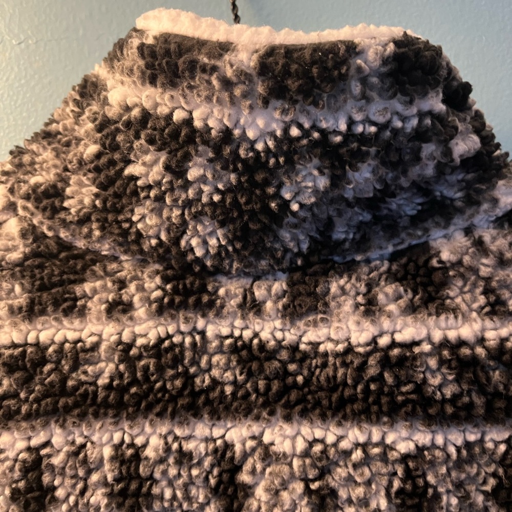Cozy Black and Gray Zip-Up Sweater - Picture 6 of 10